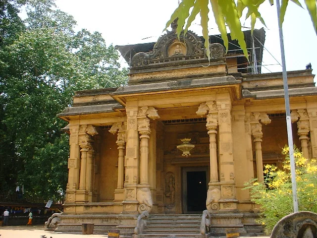 Kelaniya Raja Maha Vihara by AtulaSiriwardane at English Wikipedia