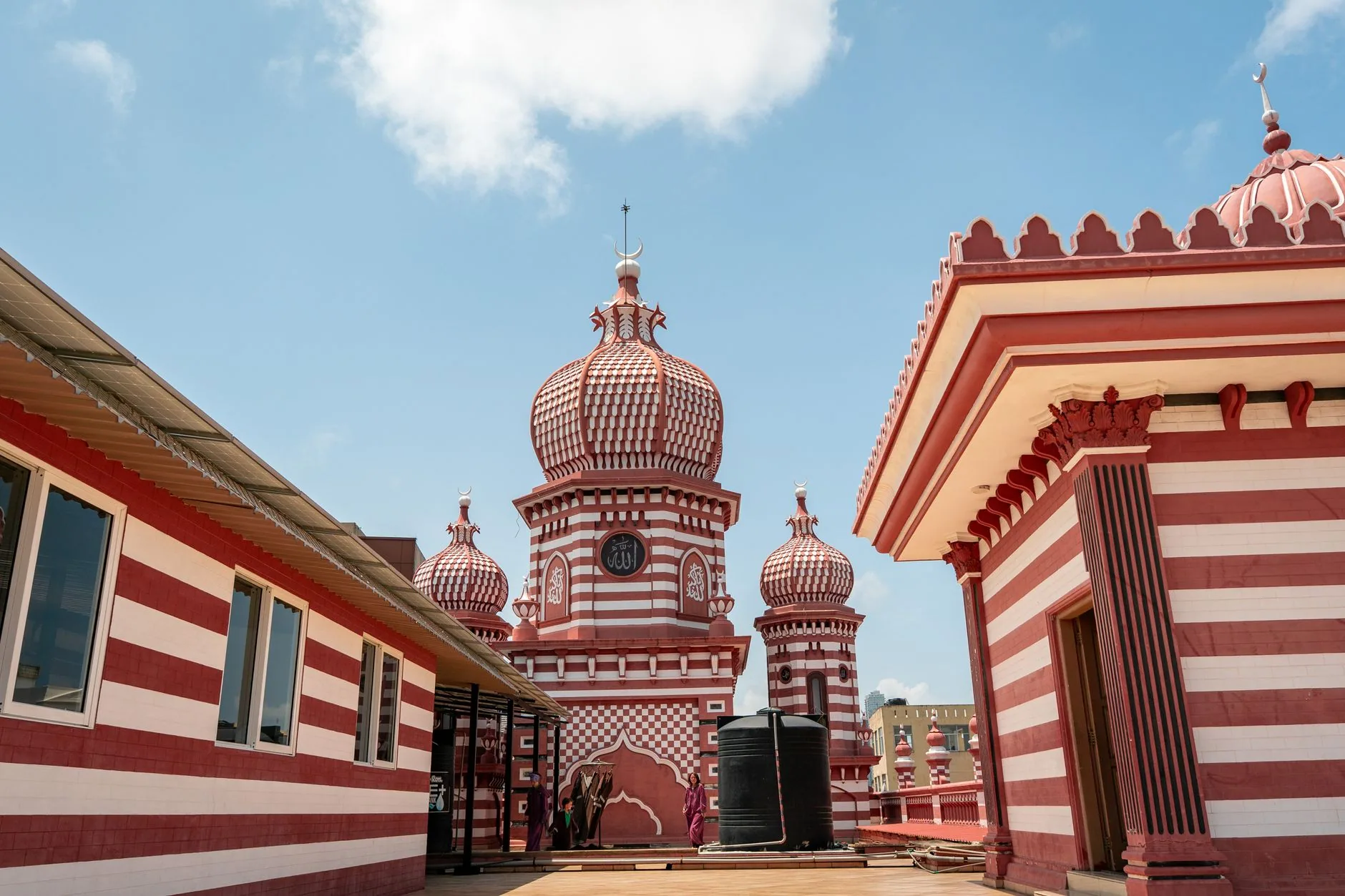 Jami Ul-Alfar Mosque by Thilina Alagiyawanna