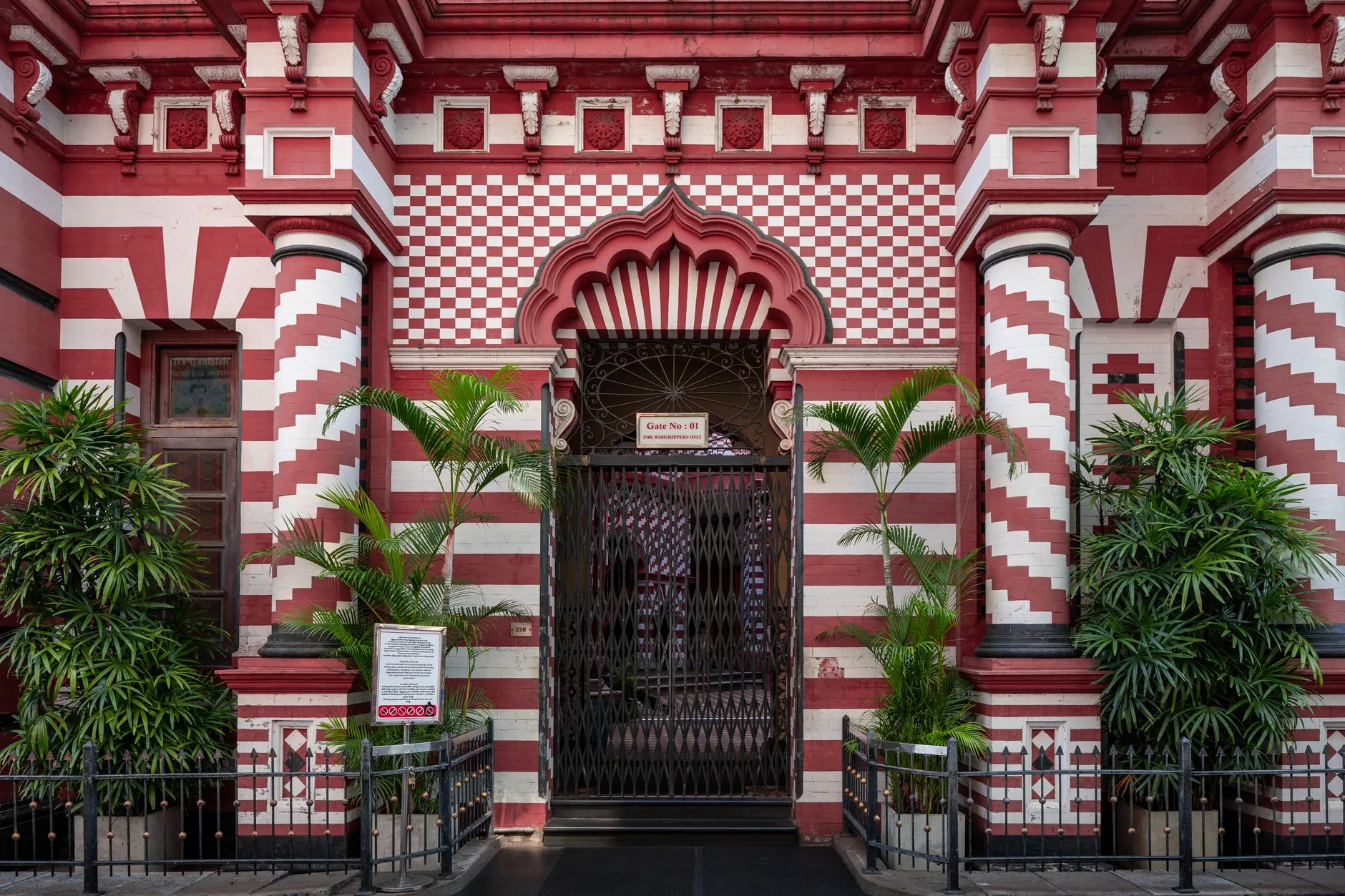 Jami Ul-Alfar Mosque by Thilina Alagiyawanna