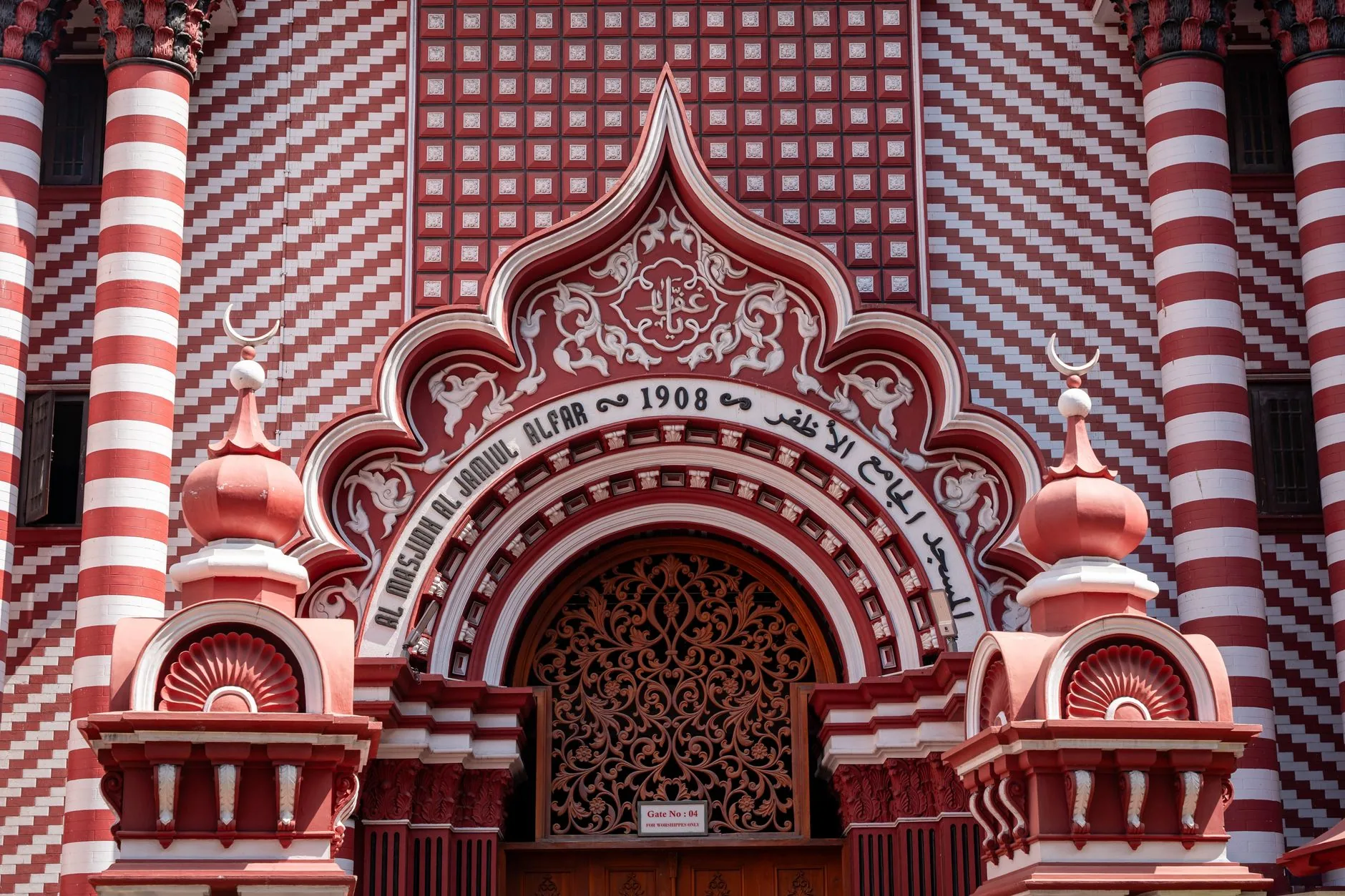Jami Ul-Alfar Mosque by Thilina Alagiyawanna