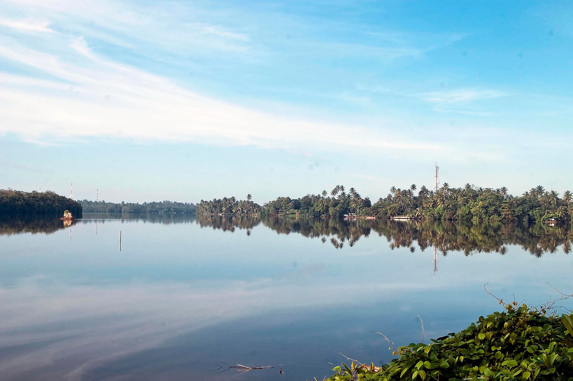 Bentota River by Hafiz Issadeen (YIM Hafiz), Dharga Town, Sri Lanka ( https://www.flickr.com/photos/yimhafiz/ )