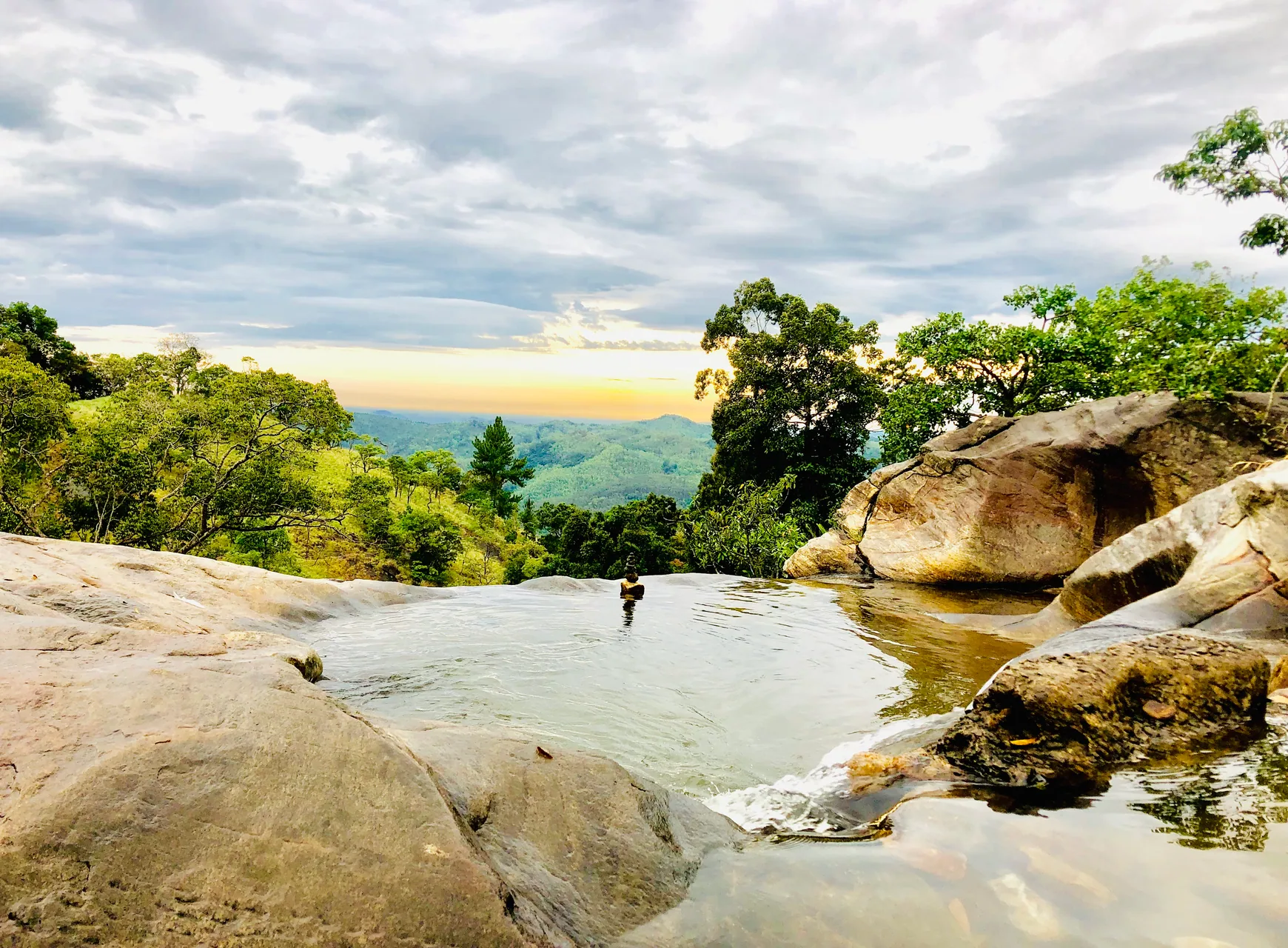 Diyaluma Falls by SarangaRodrigo