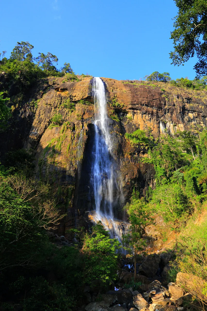 Diyaluma Falls by Travel Local