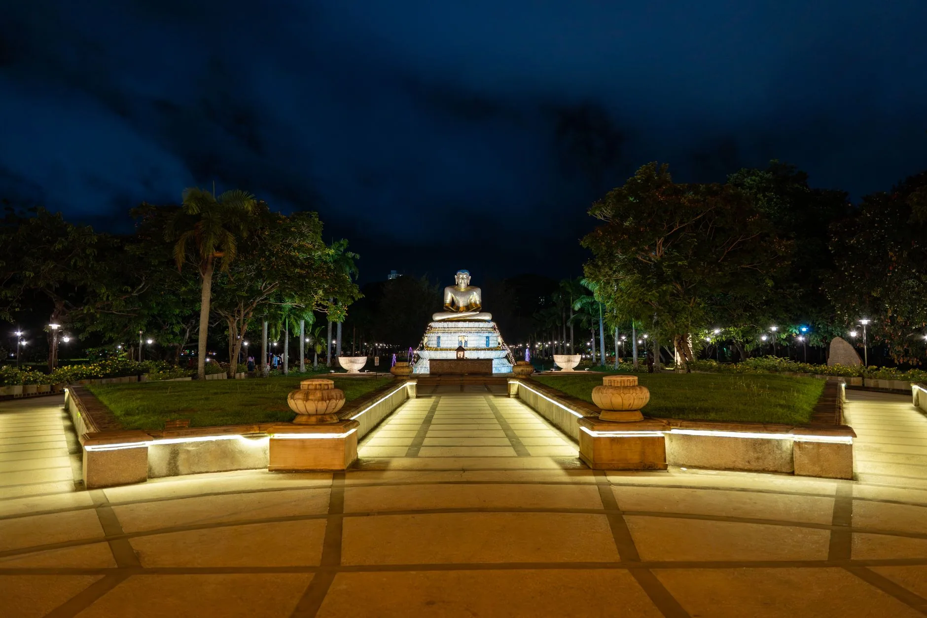Viharamahadevi Park by Thilina Alagiyawanna