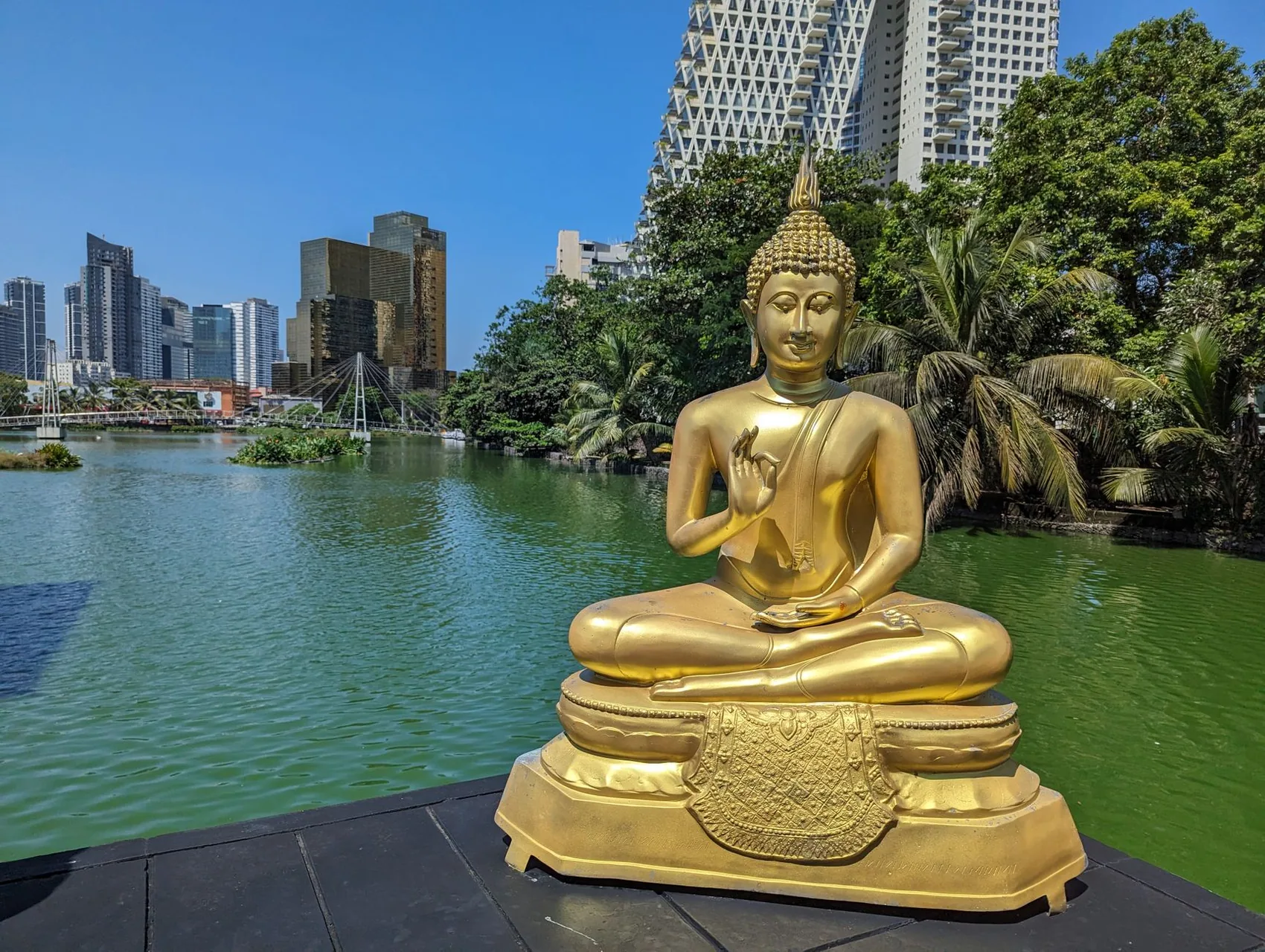 Gangaramaya Temple by Daniel P