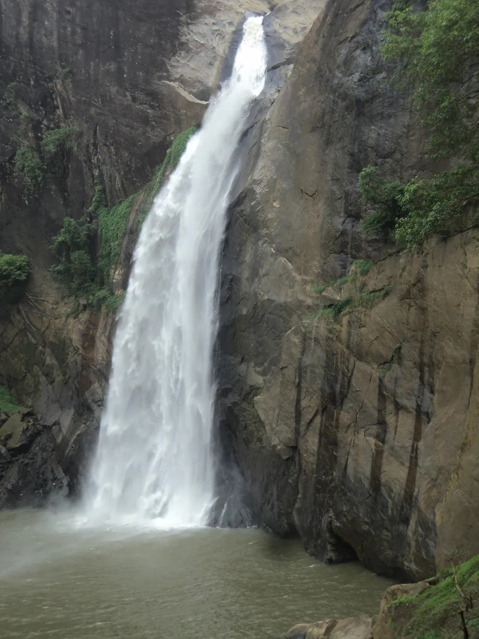 Dunhinda Falls by Sasangan