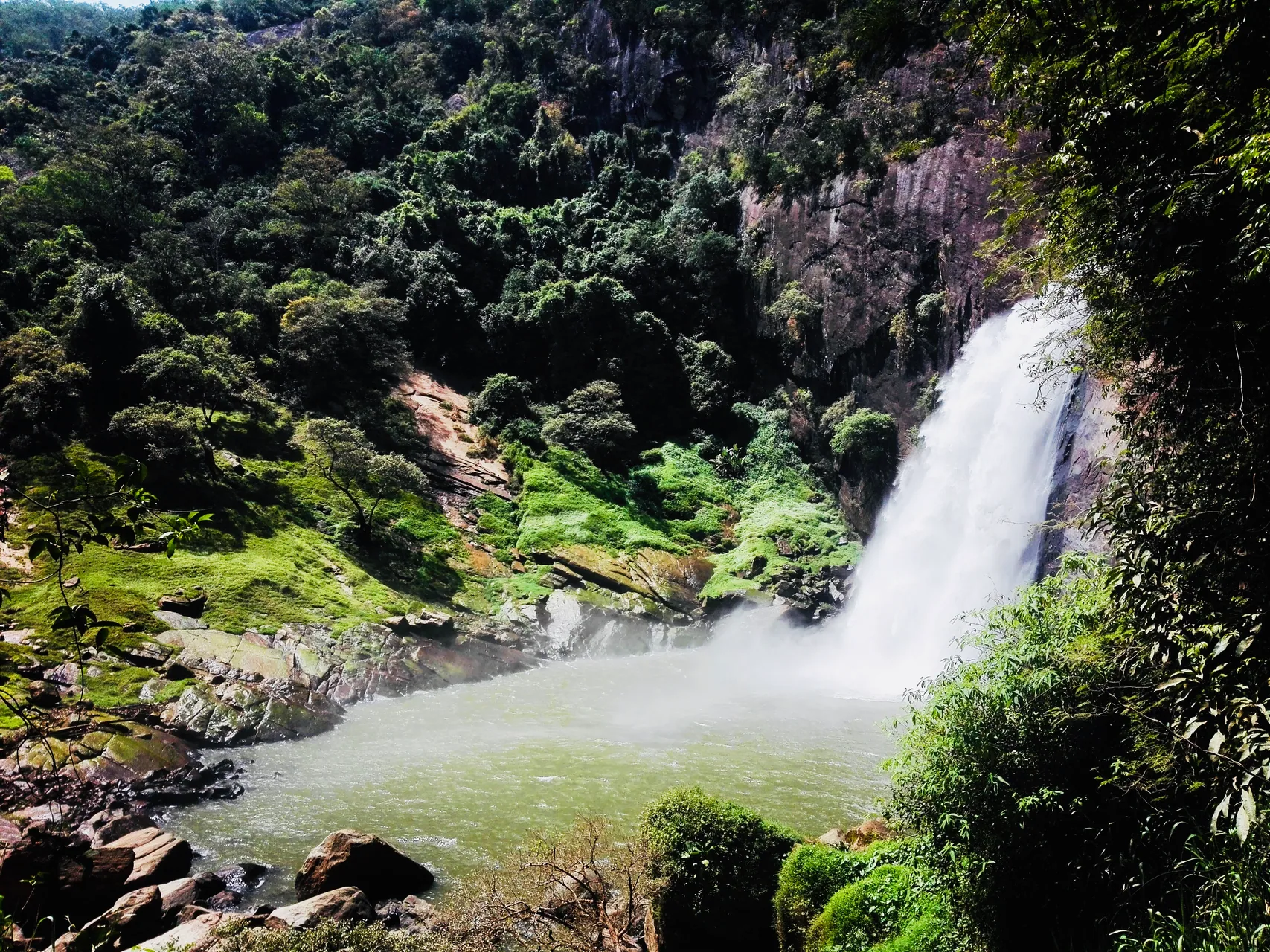 Dunhinda Falls by Dilshi Perera